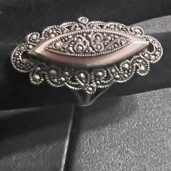 Sterling Silver Openwork Marcasite Shield and Mother of Pearl Cocoon Ring SZ 6 - Picture 2 of 12